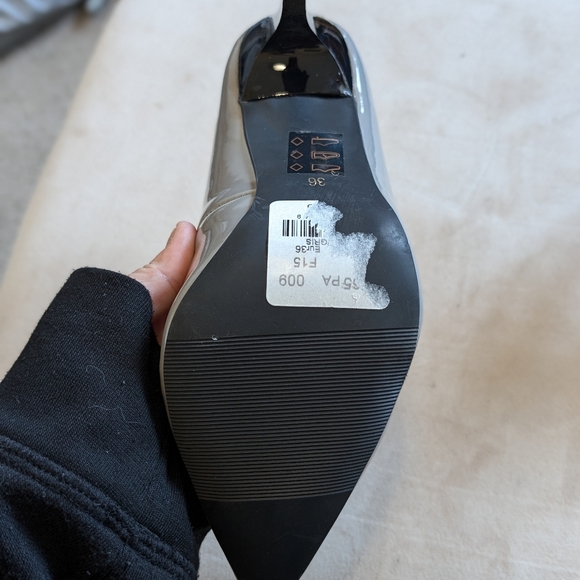 Le Chateau - Grey Pumps - Size 6 - Patent - Picture 2 of 2